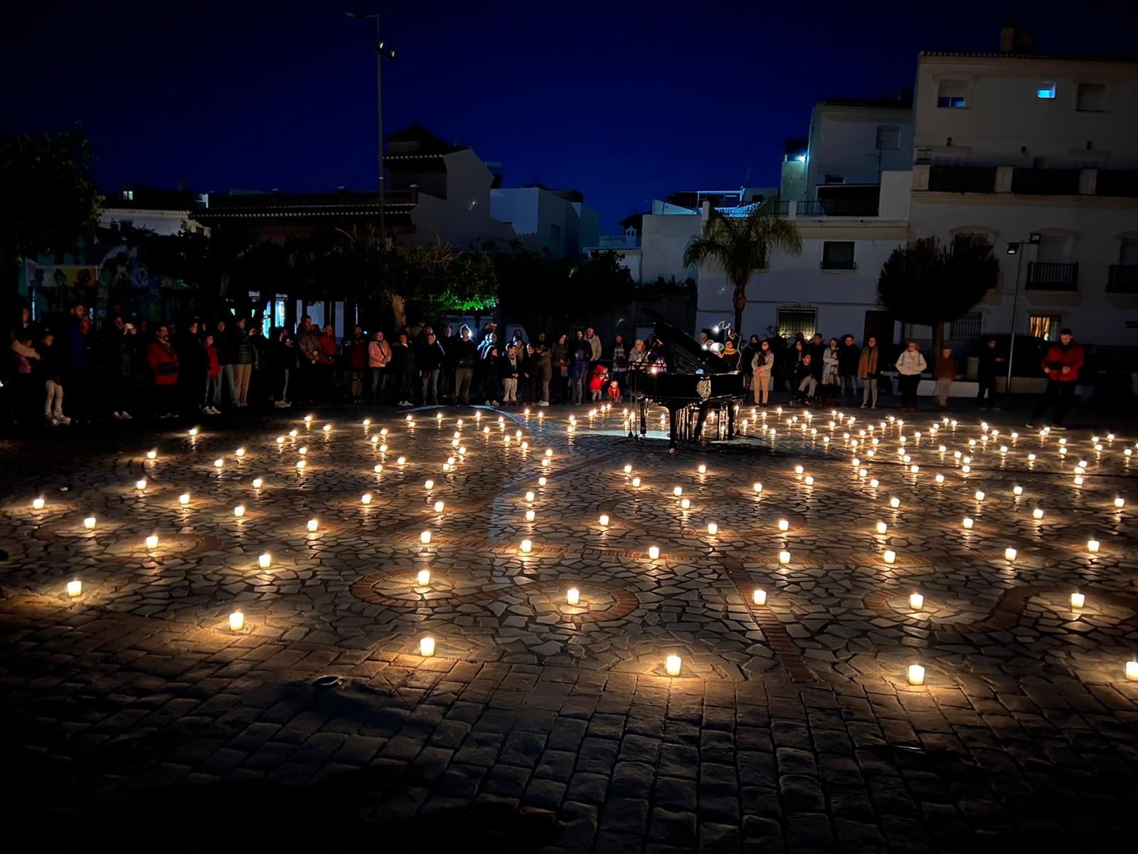 Miles de candelas iluminan la noche de Lobres.